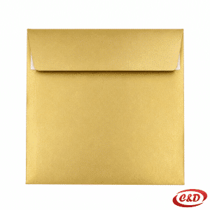 Zlatna papirnata koverta kvadratnog formata dimenzija 16 × 16 cm