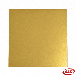 Zlatna papirnata koverta kvadratnog formata dimenzija 16 × 16 cm