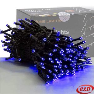 LED lampice dužine 10 m sa 100 plavih LED lampica i zelenim kablom, priključene na električni utikač, za unutrašnju dekorativnu rasvjetu.