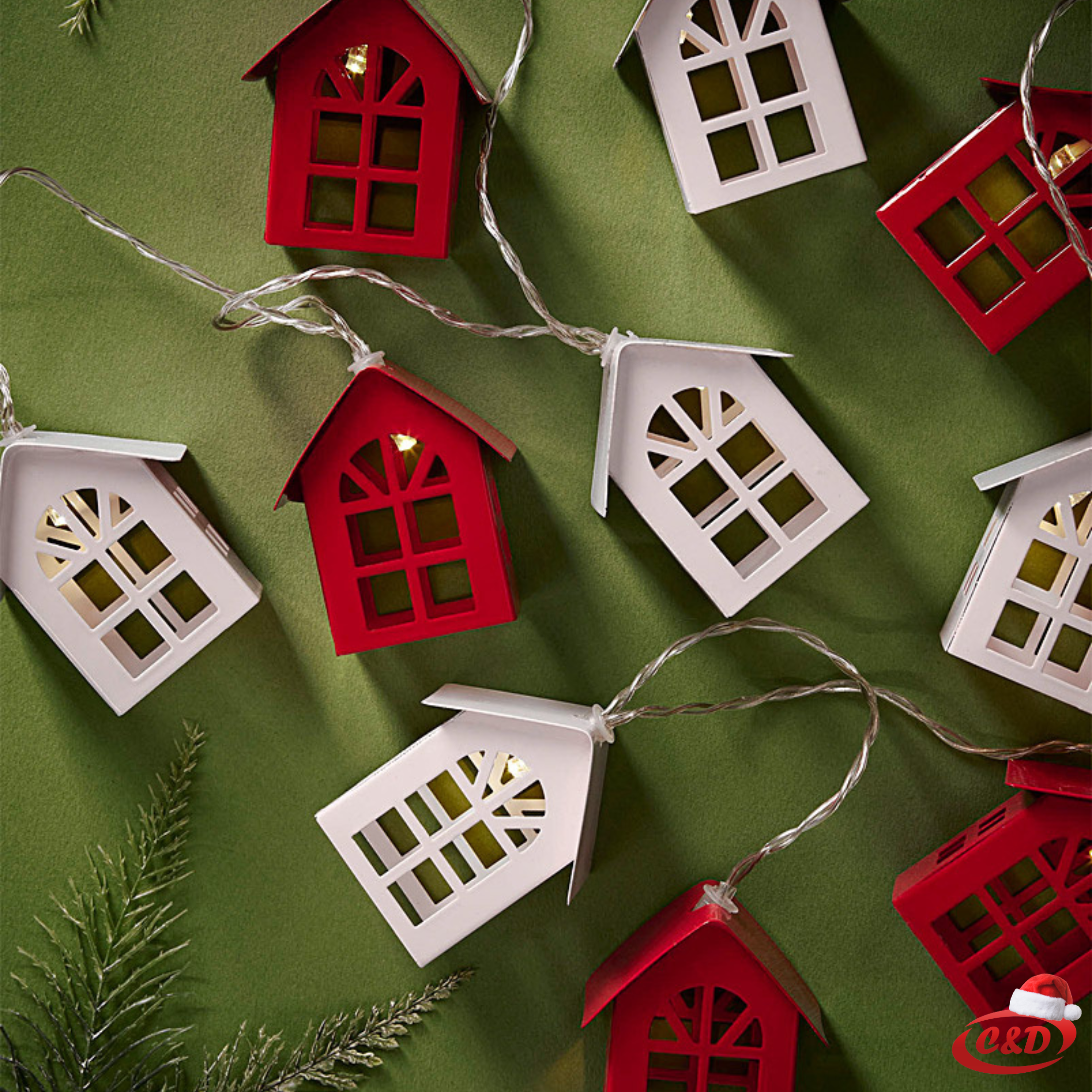 Drvene kućice s LED lampicama, pola crvene, pola bijele, u toploj bijeloj boji, dekoracija interijera