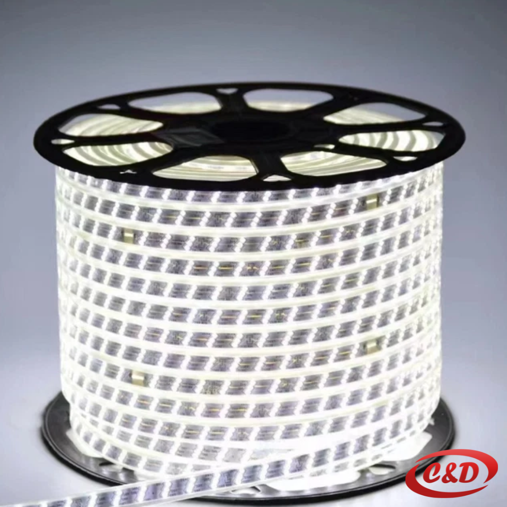 Samoljepljiva LED traka dužine 1 m, radi na 220 V, sa tri LED diode za ravnomjerno osvjetljenje polica i kuhinjskih elemenata