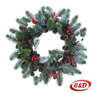 Božićni vijenac od umjetne borovine s bobicama, šišarkama i bijelim zvjezdicama, promjera 35 cm.