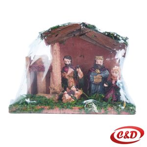 Male božićne jasle sa drvenom stajicom i keramičkim figuricama.