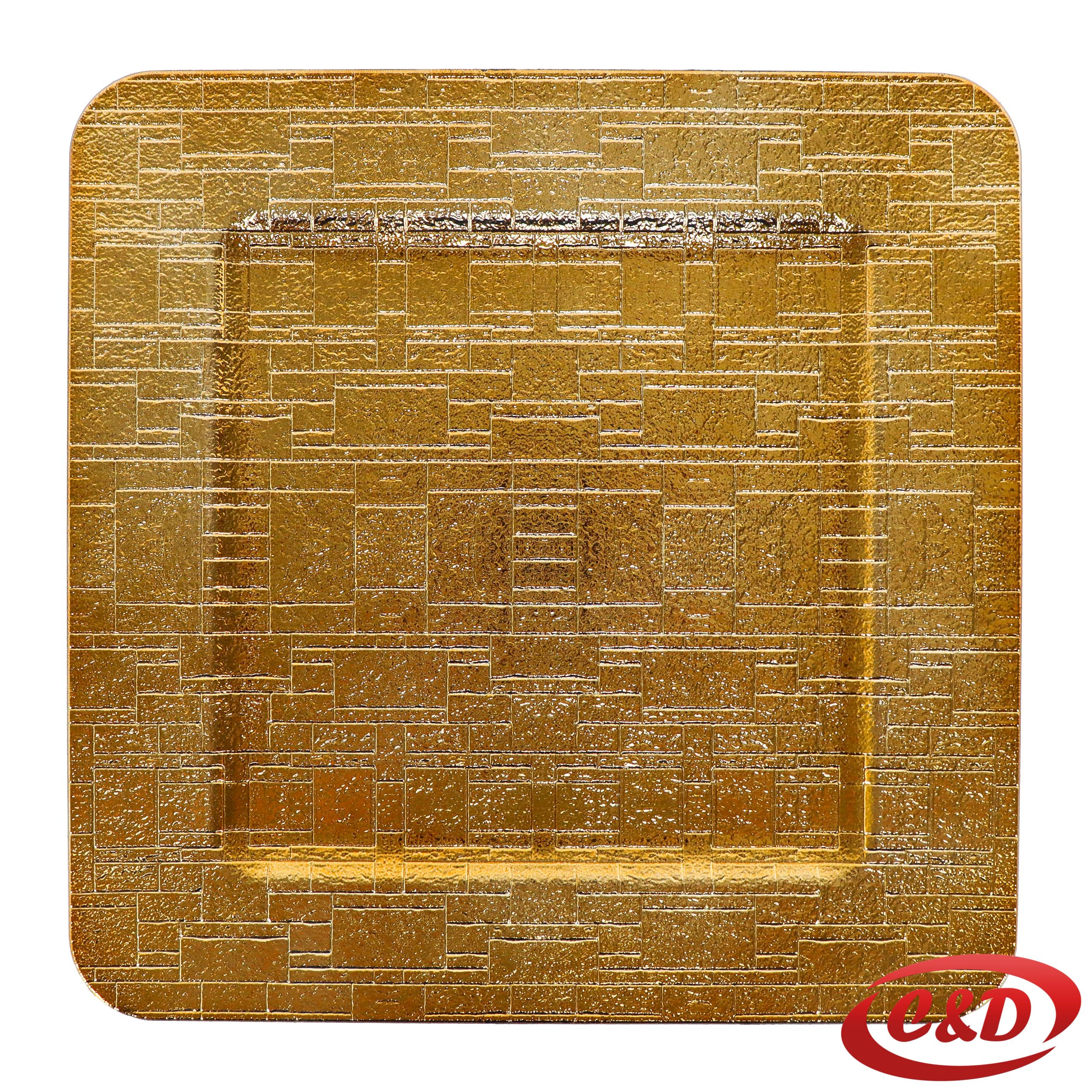Plastični kvadratni zlatni dekorativni tanjur dimenzija 35×35 cm.