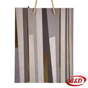 Siva poklon vrećica sa zlatnim detaljima, dimenzija 18 × 23 × 8 cm, idealna za poklone i svečane prilike