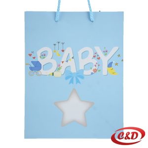 Plava poklon vrećica s natpisom “Baby” i motivom srca, dimenzija 18 × 23 × 11 cm, idealna za poklone za novorođenče i dječje proslave