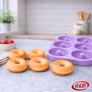 Ljubičasti silikonski kalup za 6 donuts dimenzija 26x18x2 cm.