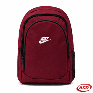 Nike crveni ruksak od poliestera, zapremnine 24 L, dimenzija 45 × 30 × 15 cm