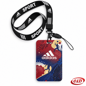 Akreditacija dimenzije 8 × 5 cm s crnom vrpcom i bijelim adidas natpisom te plavo-crvenim plastičnim okvirom