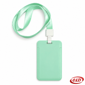 Zelena akreditacija od krute plastike sa zelenom trakom za nošenje, dimenzije 8 × 5 cm