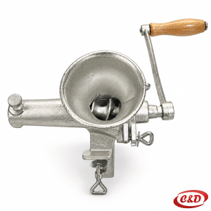 Ručna inox pasirka s drvenom ručkom dimenzija 25 × 23 cm
