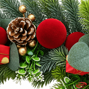 Vijenac za vrata s crvenom mašnom Merry Christmas, plišanim kuglama, šišarkama i zlatnim detaljima