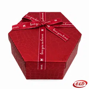 Crvena šesterokutna ukrasna kartonska kutija S s roza unutrašnjošću i dekorativnom mašnom širine 15 cm i dubine 7 cm